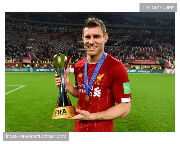 特写：老将沃克-彼得斯在英超300场纪念赛后获南安普顿全队列队致敬